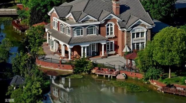 一湖潋天地，，，，，，，，一墅悦人生